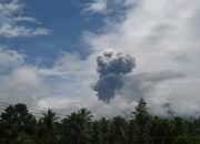 Dukono Erupsi, Semburkan Material 3 Kilometer dari Puncak