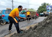 Demi Cegah Laka Lantas, Personil Polsek Tanjung Pura Timbun Jalan Berlubang Bersama Warga