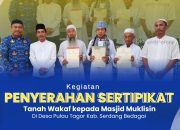 Penyerahan Sertipikat Tanah Wakaf Kepada Masjid Muklisin di Desa Pulau Tagor Kabupaten Serdang Bedagai.