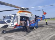 Polri Berikan Bantuan Menggunakan Helikopter Ke Daerah Belum Terjangkau Melalui Jalur Darat Kepada Korban Bencana Banjir