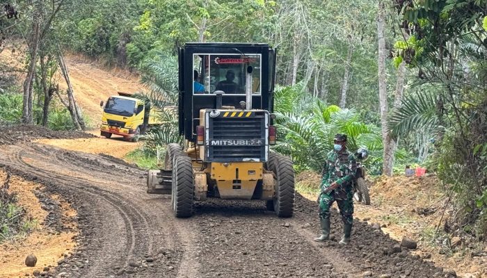 Satgas TMMD Ke-127 Kodim 0111/Bireuen Kebut Pengerasan Jalan di Desa Jeumpa Sikureung.