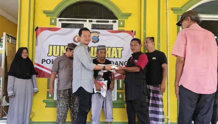Satres Narkoba Polresta Deliserdang Berikan Tali Asih Kepada Anak Yatim Pada Jumat Curhat