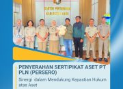 KANTOR PERTANAHAN KABUPATEN KARO SERAHKAN SERTIPIKAT ASET TANAH PT PLN (PERSERO) UIP3BS UPT PEMATANG SIANTAR