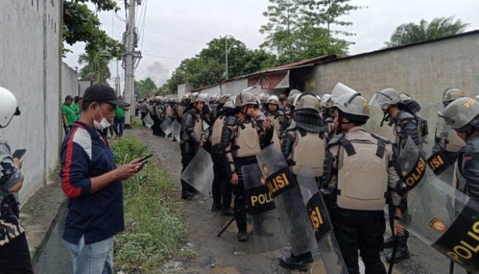 Eksekusi Lahan 32 Hektar di Helvetia Berujung Bentrokan, 2 Polisi Dan 3 Warga Terluka